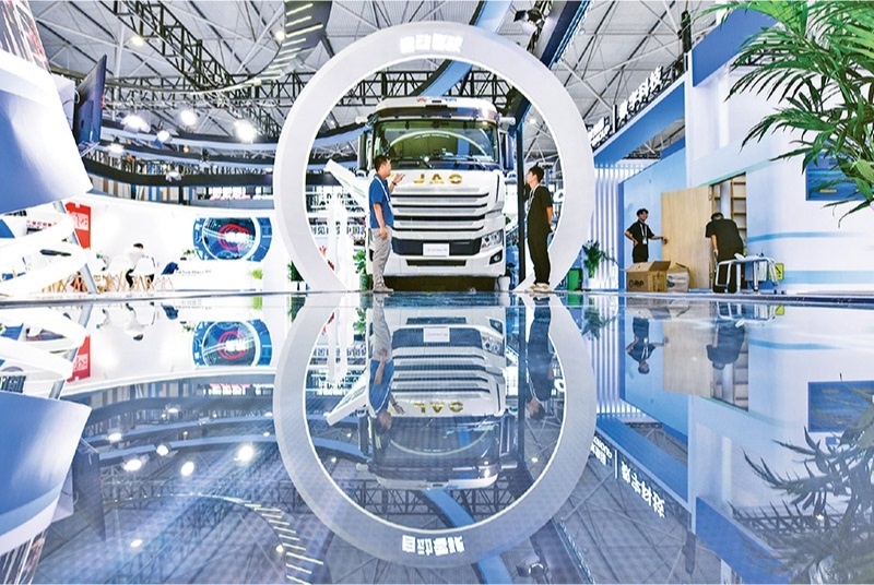 黨的二十屆三中全會(huì)提出，加快構(gòu)建促進(jìn)數(shù)字經(jīng)濟(jì)發(fā)展體制機(jī)制，完善促進(jìn)數(shù)字產(chǎn)業(yè)化和產(chǎn)業(yè)數(shù)字化政策體系。2024年8月28日至30日，2024中國(guó)國(guó)際大數(shù)據(jù)產(chǎn)業(yè)博覽會(huì)在貴州貴陽(yáng)舉辦。圖為工作人員在介紹無(wú)人駕駛重型卡車(chē)。 新華社記者 楊文斌/攝