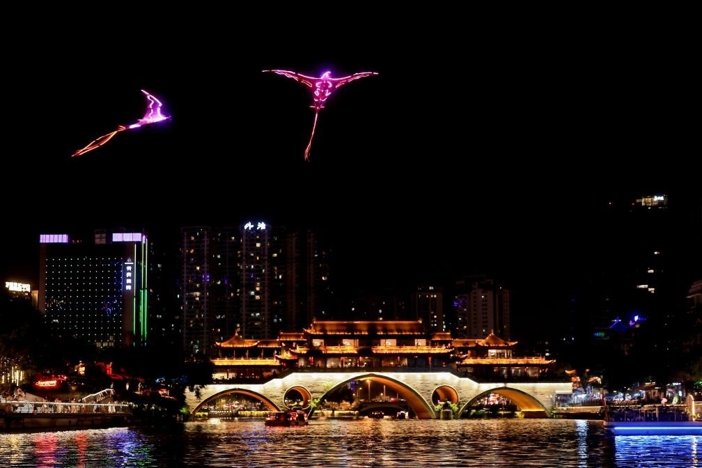 成都“夜游錦江”低空飛行裝置與游船伴飛。（唐斌治 攝）