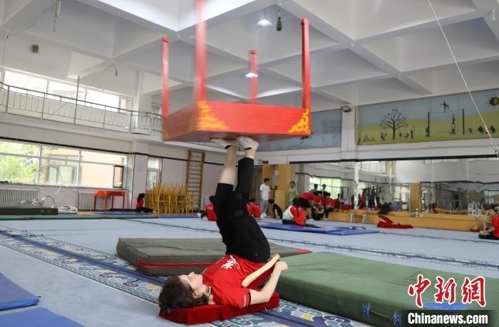 9月13日，美國雜技學(xué)員杰克正在中國“雜技之鄉(xiāng)”吳橋練習(xí)“蹬技”。 馬天龍 攝