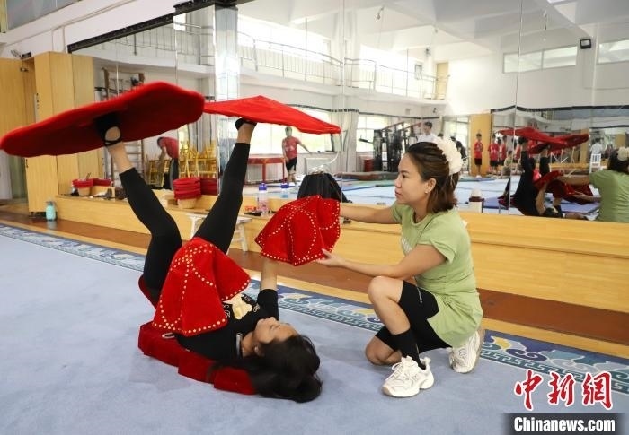 9月13日，來自老撾的紅姆(右)指導(dǎo)學(xué)員雜技動作。 馬天龍 攝