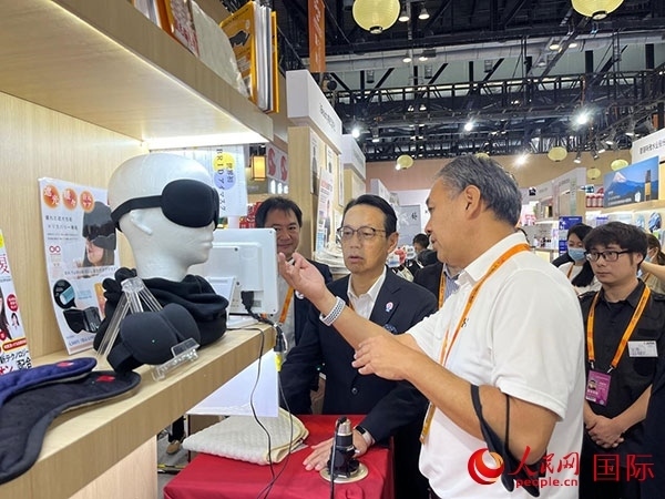 日本駐華大使金杉憲治（左二）參觀2024年服貿(mào)會日本館。人民網(wǎng)記者 盛楚宜攝