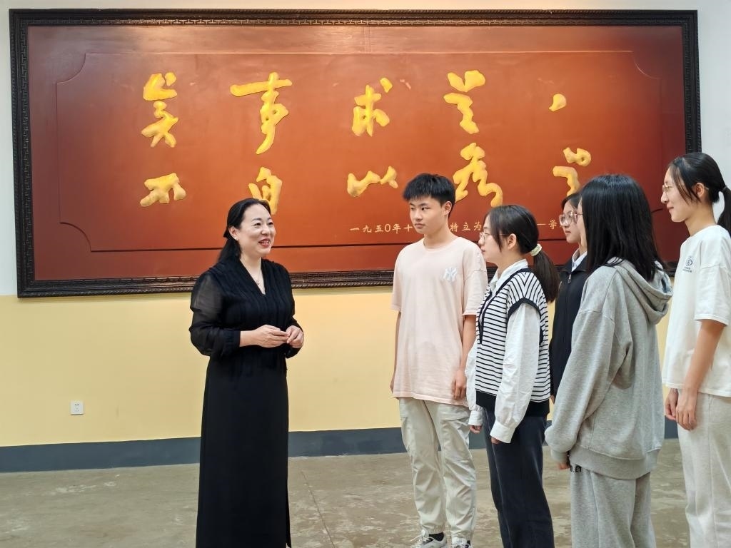 湖南第一師范學(xué)院思政課教師正在為學(xué)生講述紅色校史。（受訪者供圖）