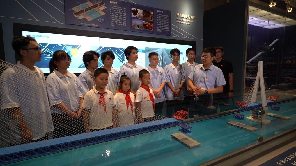 哈爾濱工業(yè)大學(xué)交通學(xué)院教師李順龍在中國橋梁博物館進(jìn)行課程思政與橋梁科普。新華社發(fā)（張潤 攝）