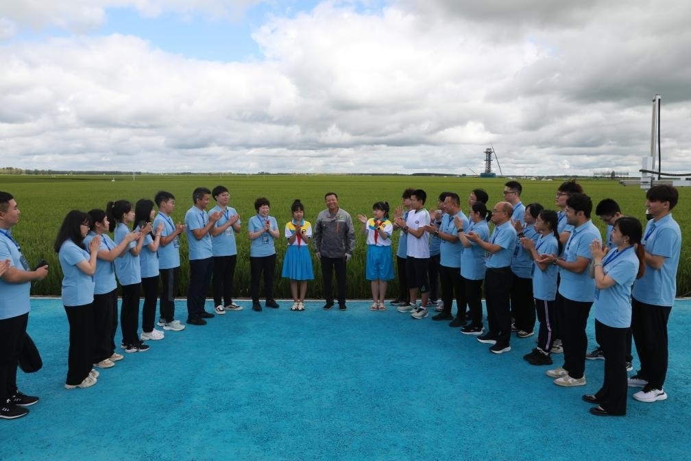 哈爾濱工業(yè)大學(xué)邀請農(nóng)業(yè)專家周德華為學(xué)生講授水稻種植的故事。新華社發(fā)