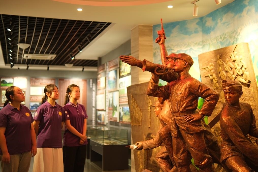 7月26日，南開大學(xué)實踐隊在環(huán)江革命陳列館了解毛南族人民在黨的領(lǐng)導(dǎo)下進(jìn)行革命斗爭的歷程。（受訪者供圖）