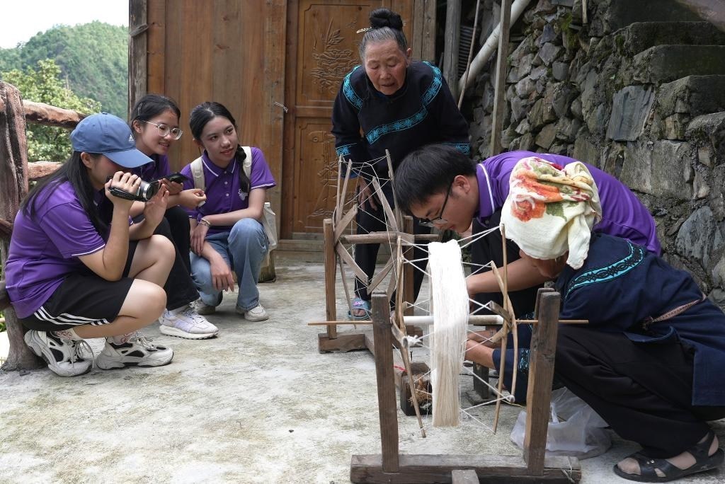 南開大學(xué)師生在貴州省雷山縣南猛村了解鄉(xiāng)村振興成就。（受訪者供圖）