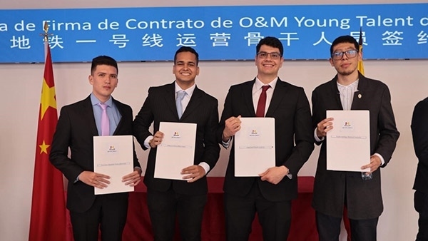 當(dāng)?shù)貢r(shí)間9月13日，40名哥倫比亞青年與中企承建運(yùn)營(yíng)的波哥大地鐵一號(hào)線項(xiàng)目簽約，不久將前往中國(guó)進(jìn)行為期15個(gè)月的專業(yè)地鐵知識(shí)培訓(xùn)。圖為部分學(xué)員在簽約儀式上展示所簽的協(xié)議。 波哥大地鐵一號(hào)線項(xiàng)目供圖