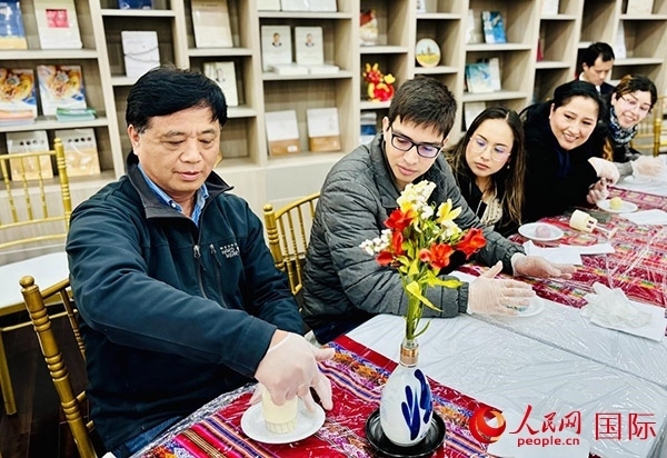 前來參加活動的利馬居民共同制作冰皮月餅。人民網(wǎng)記者 宋亦然攝