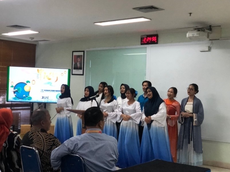 阿拉扎大學(xué)中文系學(xué)生演唱中文歌曲?；顒?dòng)主辦方供圖