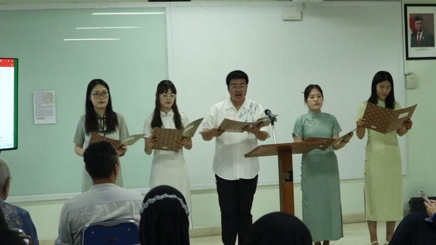 阿拉扎大學(xué)孔子學(xué)院志愿者教師表演詩朗誦。活動(dòng)主辦方供圖