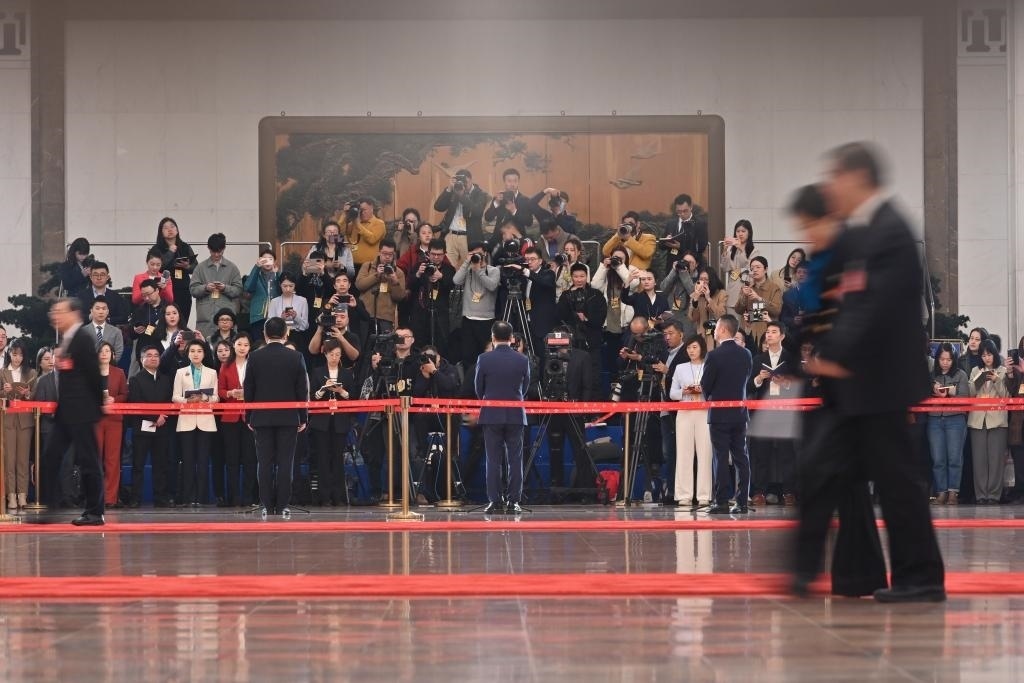 2024年3月10日，全國政協(xié)十四屆二次會議第三場“委員通道”集體采訪活動在北京人民大會堂舉行。新華社記者 宋為偉 攝