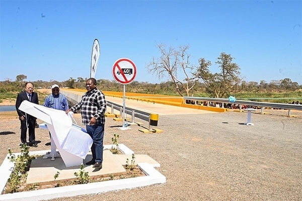 莫桑比克總統(tǒng)菲利佩·雅辛托·紐西（右）出席大橋通車儀式。中國(guó)電建供圖