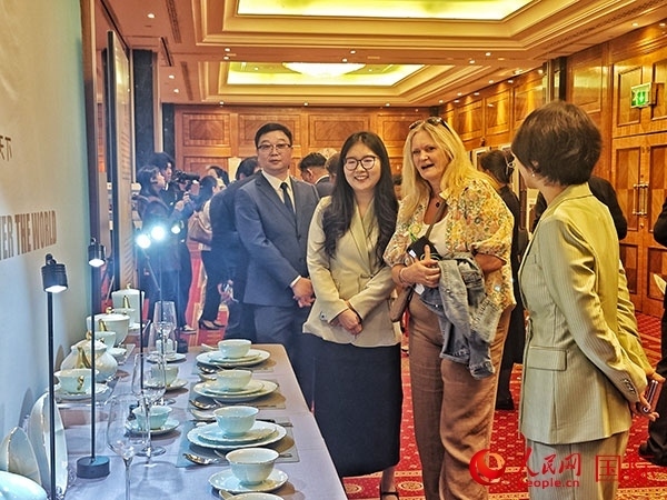 英國(guó)觀眾參觀“景德鎮(zhèn)制”區(qū)域品牌新品。人民網(wǎng)記者 邢雪攝