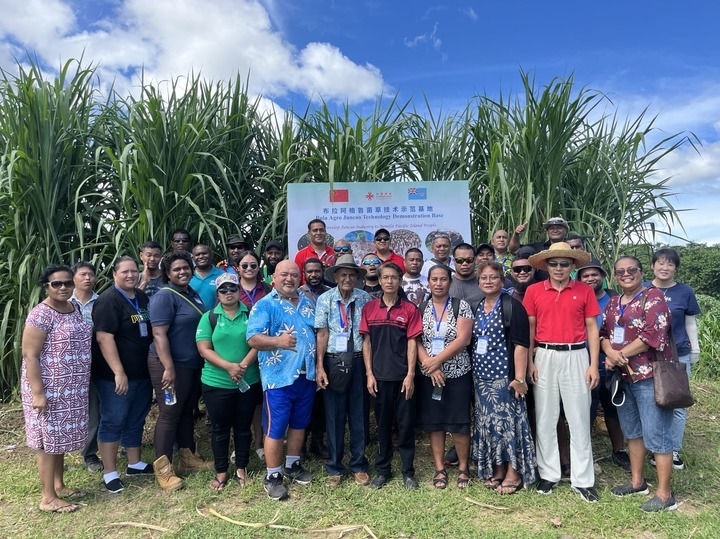 2024年2月28日，來(lái)自巴布亞新幾內(nèi)亞、湯加、庫(kù)克群島、薩摩亞、瑙魯?shù)葒?guó)家的“太平洋島國(guó)菌草技術(shù)培訓(xùn)班”學(xué)員在斐濟(jì)布拉阿格魯菌草技術(shù)示范基地合影。新華社發(fā)（中國(guó)援斐濟(jì)菌草技術(shù)示范中心供圖）