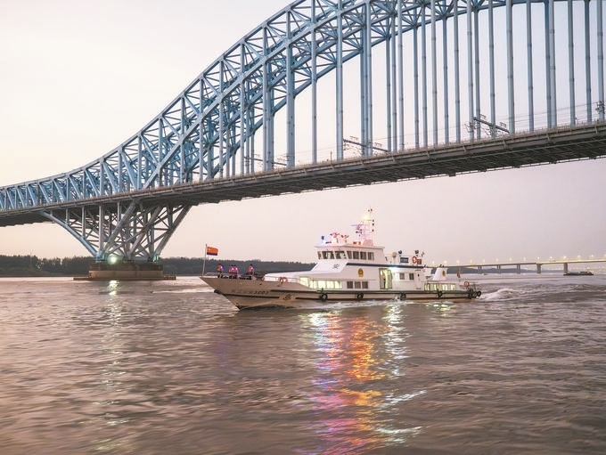 8月12日，長江航運(yùn)公安局南京分局組織民警輔警駕乘警用巡邏船在轄區(qū)水域開展巡邏檢查。江寧攝