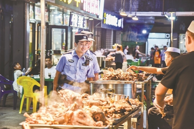 8月9日，甘肅省華亭市公安局組織民警輔警在夜市開展巡邏檢查。張亞強(qiáng)攝