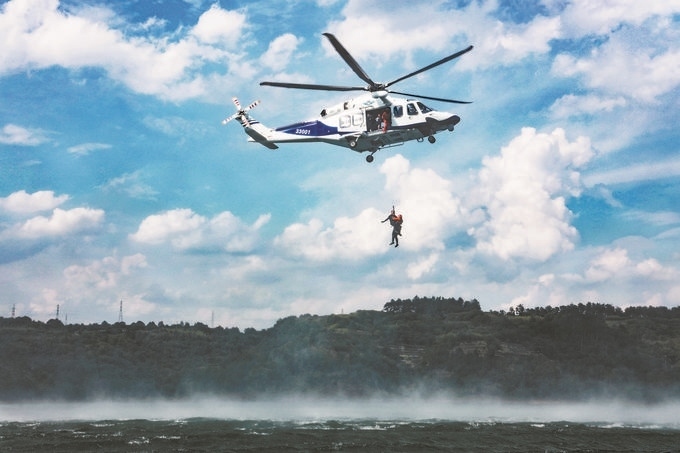 ▼7月17日，浙江省新昌縣公安局聯(lián)合浙江省公安廳警務(wù)航空隊(duì)在長詔水庫水域及周邊開展救援演練。王樟林?jǐn)z