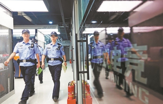 ▲7月6日，山西省新絳縣公安局龍興派出所組織警力對網(wǎng)吧等場所進(jìn)行集中治安檢查。高新生攝