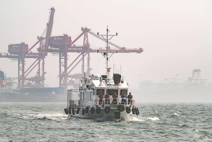 ?7月5日，秦皇島出入境邊防檢查站聯(lián)合秦皇島市公安局水陸巡特警支隊(duì)開展海上聯(lián)合巡航。陳凈萱攝