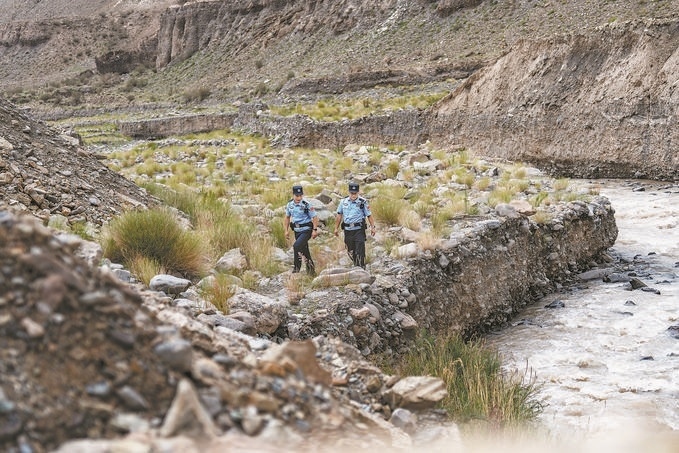 7月19日，新疆邊檢總站克州邊境管理支隊(duì)康蘇邊境檢查站民警輔警來到轄區(qū)烏恰縣康蘇水庫開展巡邏。明懿攝