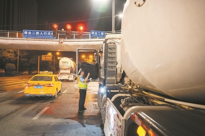 7月25日，陜西省西安市公安局交警支隊(duì)開展全市中重型貨車及面包車違法異地互查整治行動(dòng)。孫崇明攝