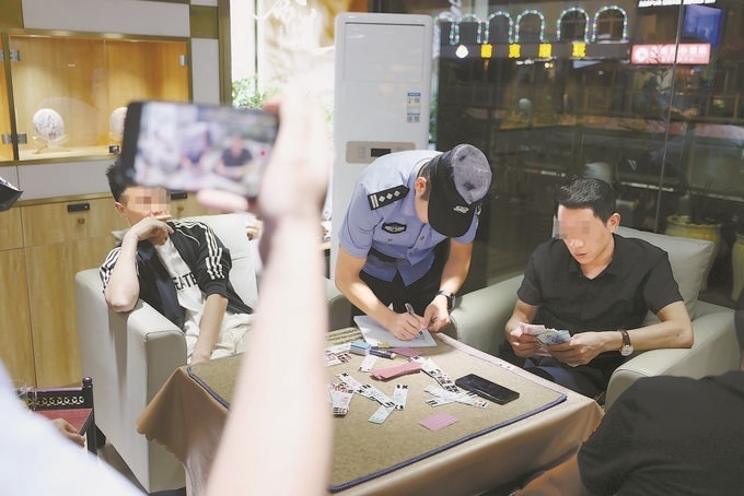 9月7日，云南省昆明市公安機(jī)關(guān)對棋牌室開展檢查。