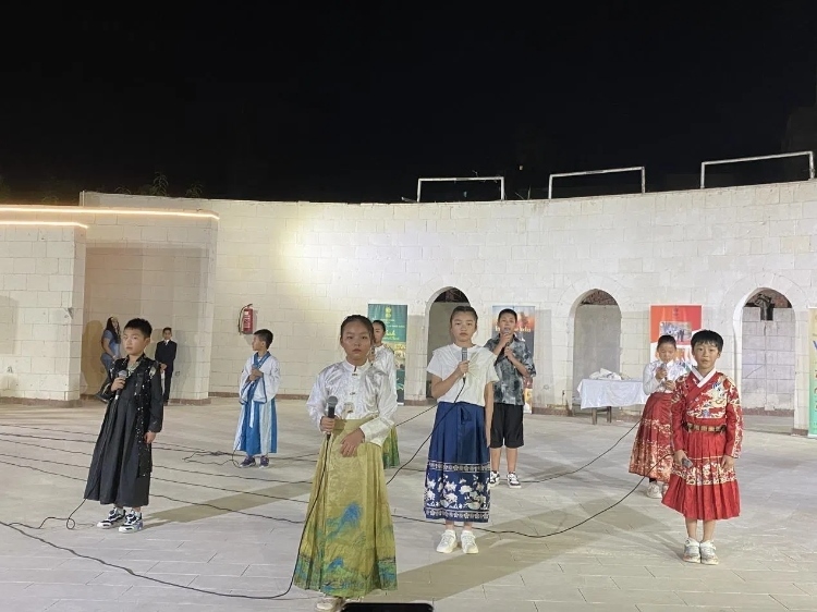 東方藝術(shù)文化館小朋友的詩朗誦表演。開羅中國文化中心供圖