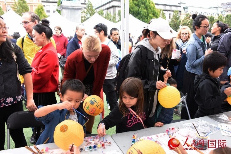 小朋友參加燈籠繪畫體驗(yàn)。人民網(wǎng)記者 殷淼攝