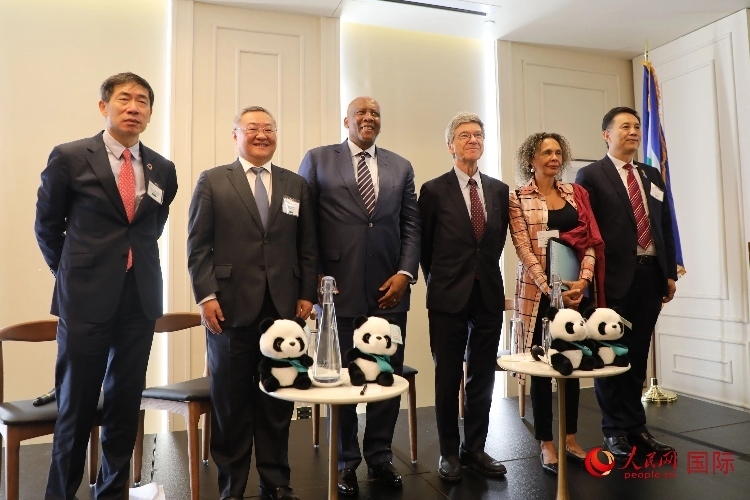 萊索托國王萊齊耶三世、中國常駐聯(lián)合國代表傅聰?shù)燃钨e出席活動。人民網(wǎng)記者 李志偉攝