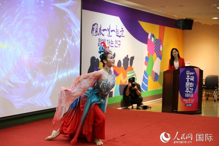 中國演員在中國文化周開幕式上表演舞蹈。人民網記者 莽九晨攝