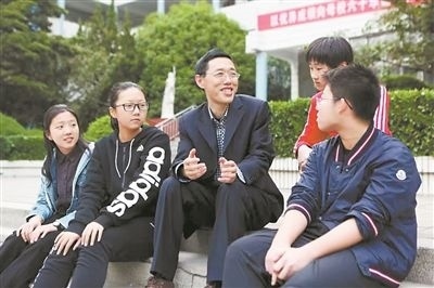 淮北市首批高層次人才儲備金獲得者、淮北市第一中學(xué)教師陳超（左三）在與學(xué)生交談?；幢笔形瞬殴ぷ骶止﹫D