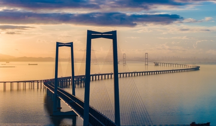 2024年6月27日，沐浴在晨曦中的深中通道（無人機照片）。新華社記者毛思倩 攝