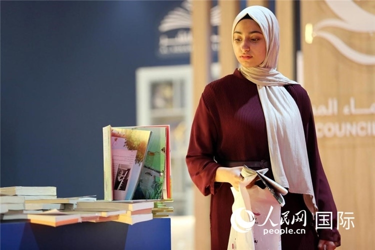 一名女性走過展臺。人民網(wǎng) 奧馬爾·哈利勒攝