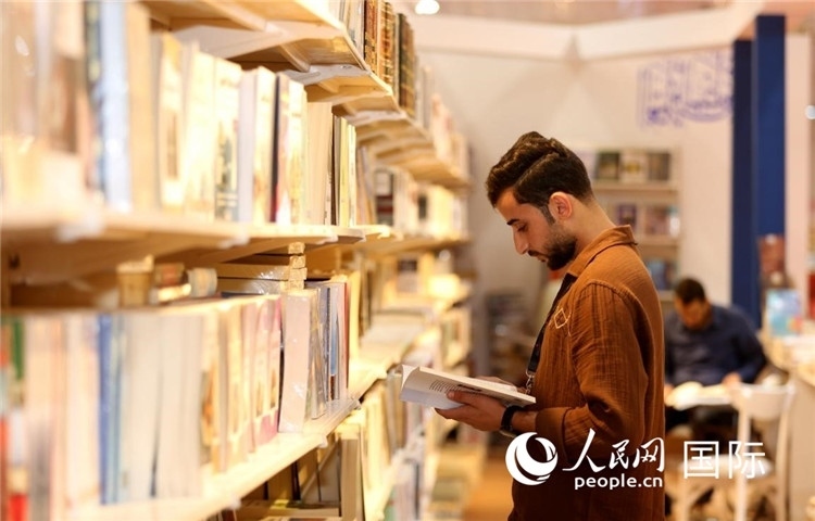 一位民眾在讀書。人民網(wǎng)中東中心分社奧馬爾·哈利勒攝