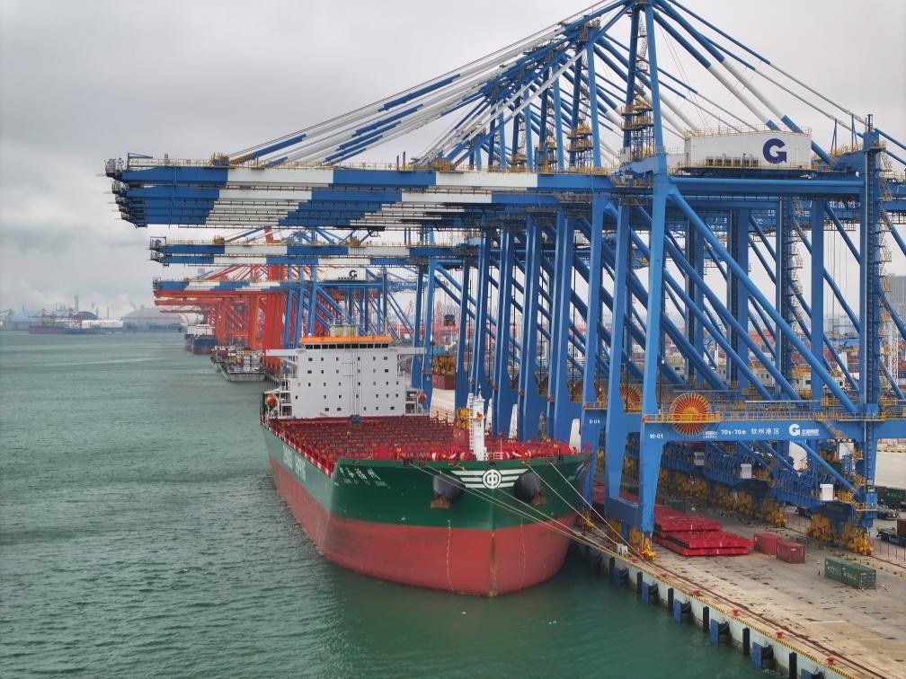 2月23日拍攝的廣西北部灣港欽州港區(qū)的碼頭堆場（無人機照片）。新華社記者 周華 攝