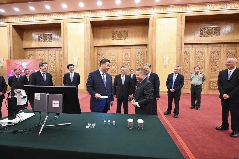 △2024年9月23日，習(xí)近平總書記等參觀月球樣品和探月工程成果展覽。