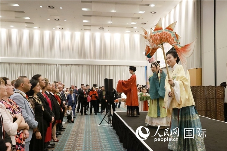 2、留學(xué)生表演了漢服展示《絲路霓裳》。邢雪攝