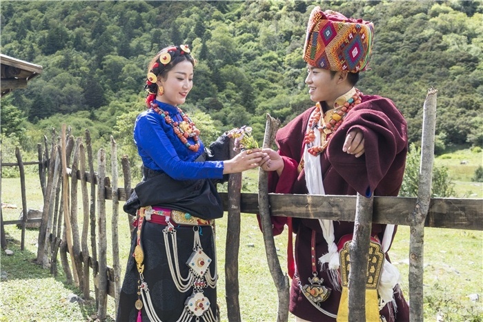 康定情歌（木格措）風景區(qū)中的一對年輕人。林革文攝