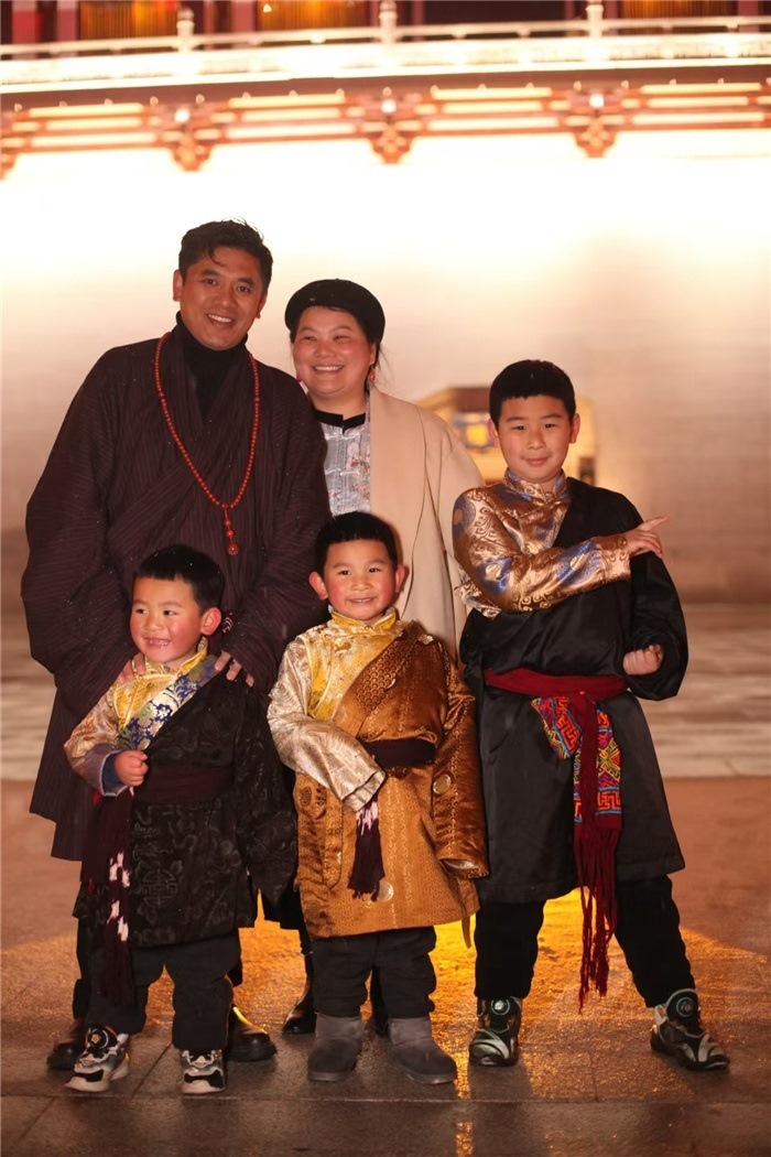 康定的節(jié)日氛圍多元和諧。圖為2024年元宵夜，洛讓銀登一家五口在旅行中拍攝的合影。資料圖片