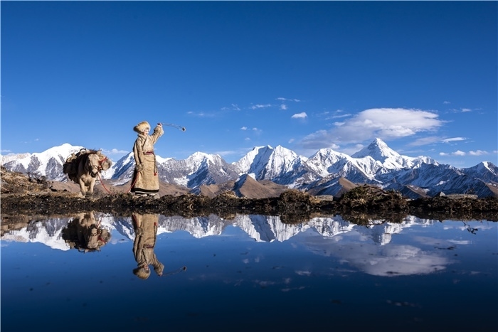 貢嘎山下的放牧人。林革文攝