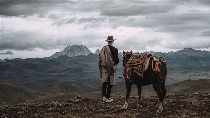 在康定八郎生都星空營地，村里的青年丹真德勒牽馬注視世代生活的家園。八郎村提供