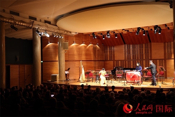 中國歌劇舞劇院的音樂家表演京劇曲牌《夜深沉》。人民網記者 禹麗敏攝