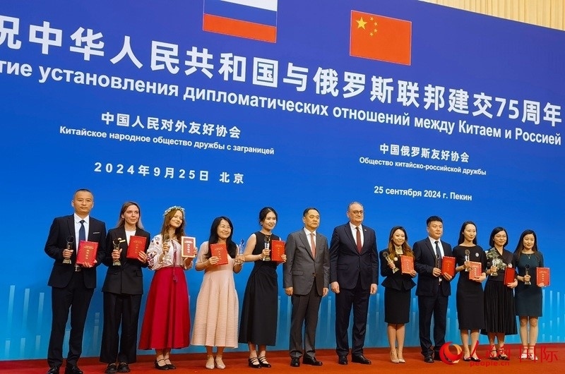 楊萬明會(huì)長和莫爾古洛夫大使為10位中俄青年友好微視頻創(chuàng)意大賽獲獎(jiǎng)代表頒獎(jiǎng)。人民網(wǎng)記者 李明琪攝