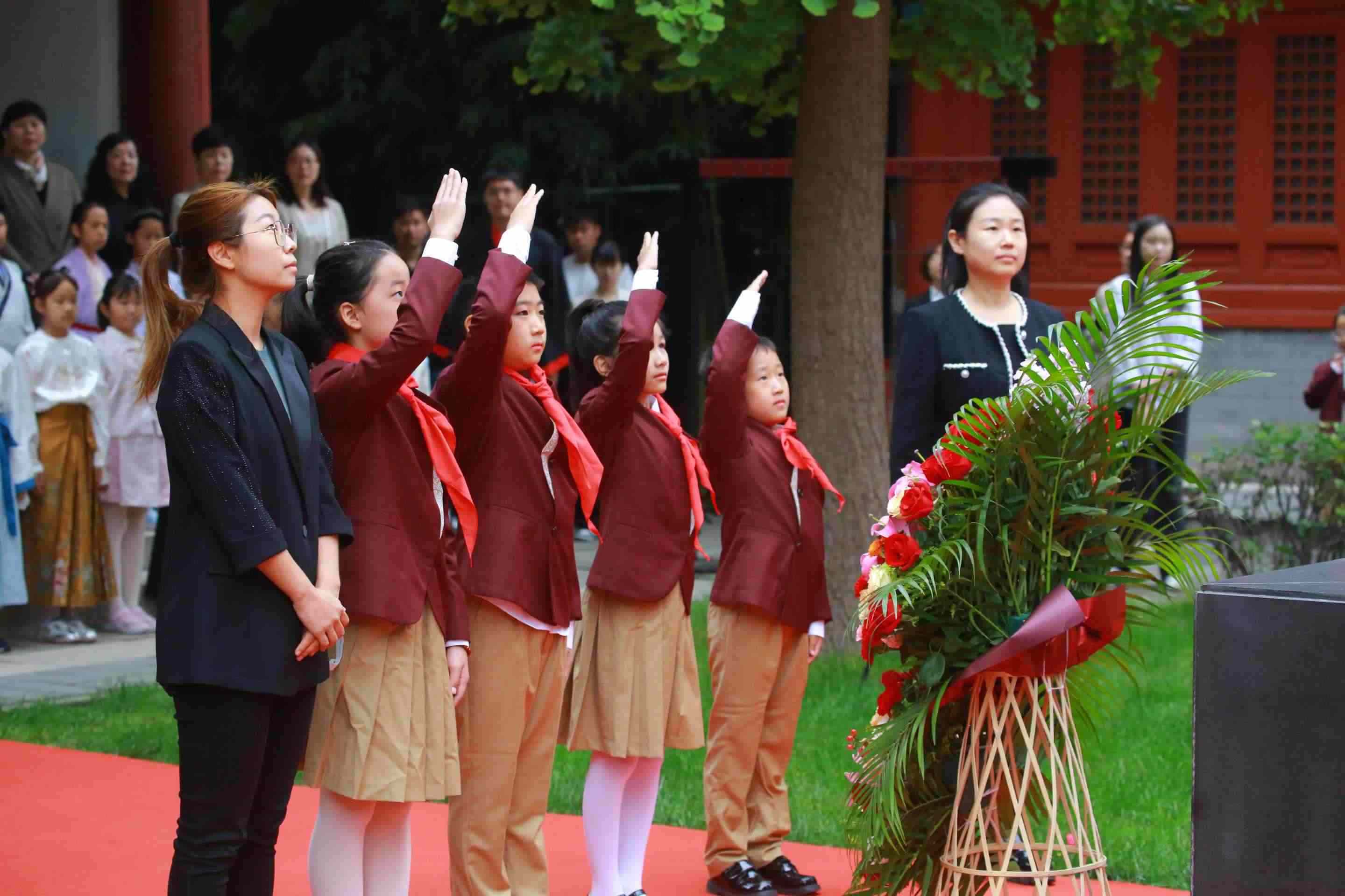 少先隊(duì)員敬獻(xiàn)花籃。校方供圖