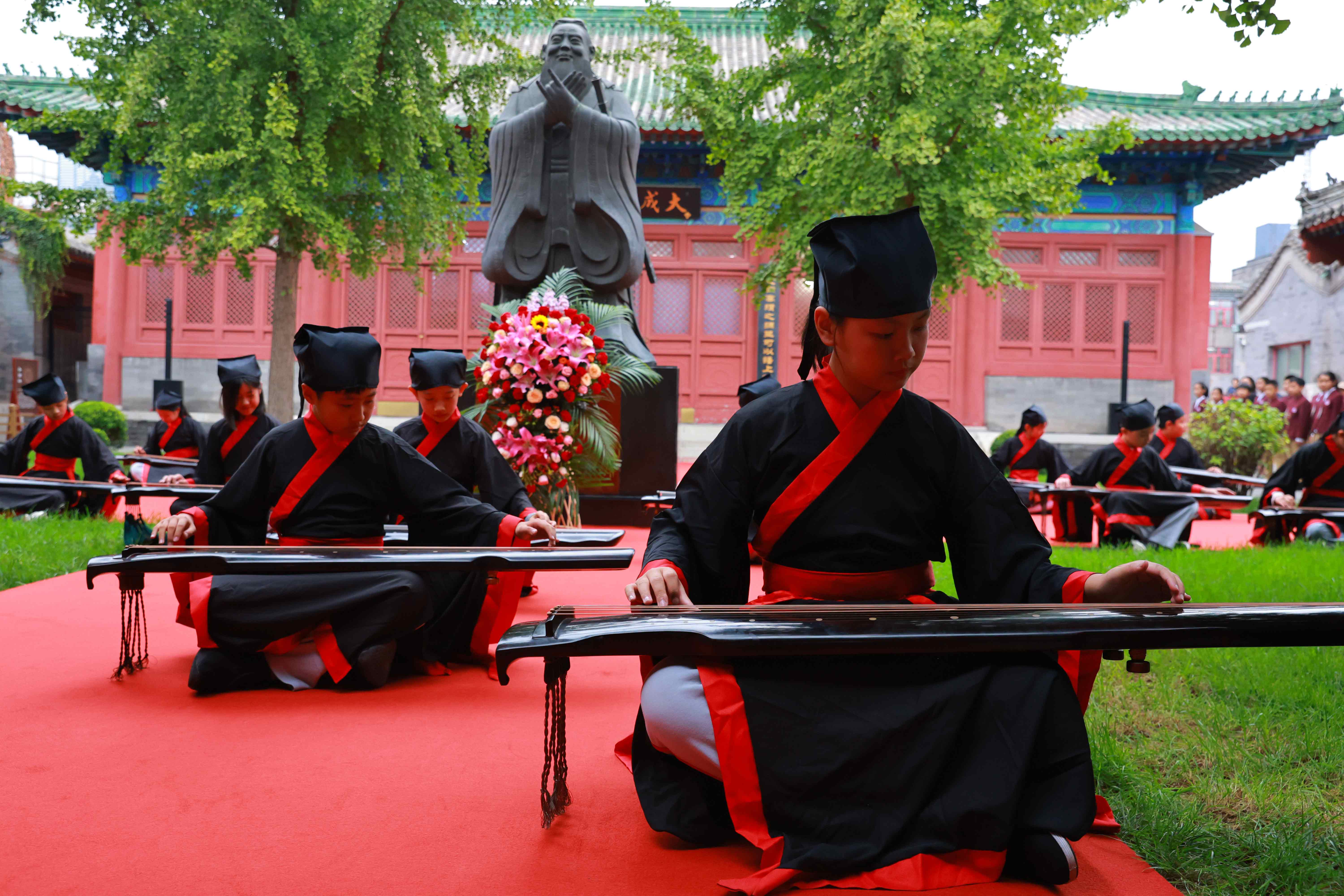古琴表演《至圣先師孔子歌》。校方供圖