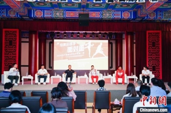 吳愉、王德新、沈?qū)W軍、江海東、朱曉蕾與在座同學(xué)們分享個(gè)人的體育故事與成長(zhǎng)感悟。上海市港澳辦供圖