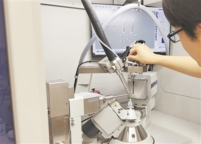 科研人員使用X射線衍射儀研究σ鍵。圖片來源：日本北海道大學(xué)