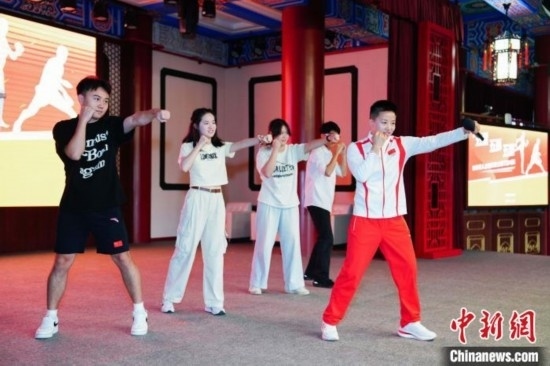 巴黎奧運(yùn)會(huì)拳擊冠軍吳愉現(xiàn)場(chǎng)教學(xué)。上海市港澳辦供圖