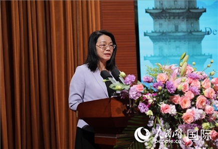 福建省人民政府外事辦公室副主任黃劭蓉在“走進(jìn)中華文明——海絲印記 世遺泉州”主題人文交流活動(dòng)中致辭。人民網(wǎng) 王婧攝