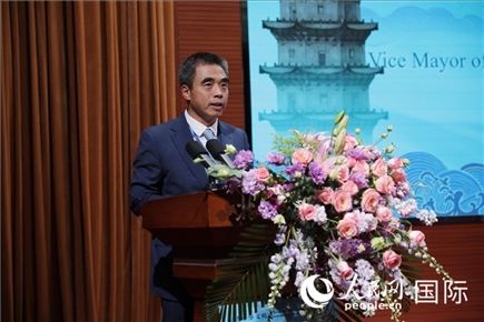 泉州市人民政府副市長(zhǎng)姚飛在“走進(jìn)中華文明——海絲印記 世遺泉州”主題人文交流活動(dòng)中致辭。人民網(wǎng) 王婧攝